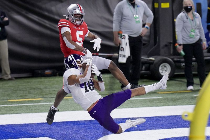 Severozápadní defenzivní obránce Brandon Joseph zachytil přihrávku určenou pro širokopásmového přijímače Ohio State Garretta Wilsona během loňského mistrovství Big Ten. Joseph byl vybrán do první týmové obrany The Associated Press Preseason All-America.