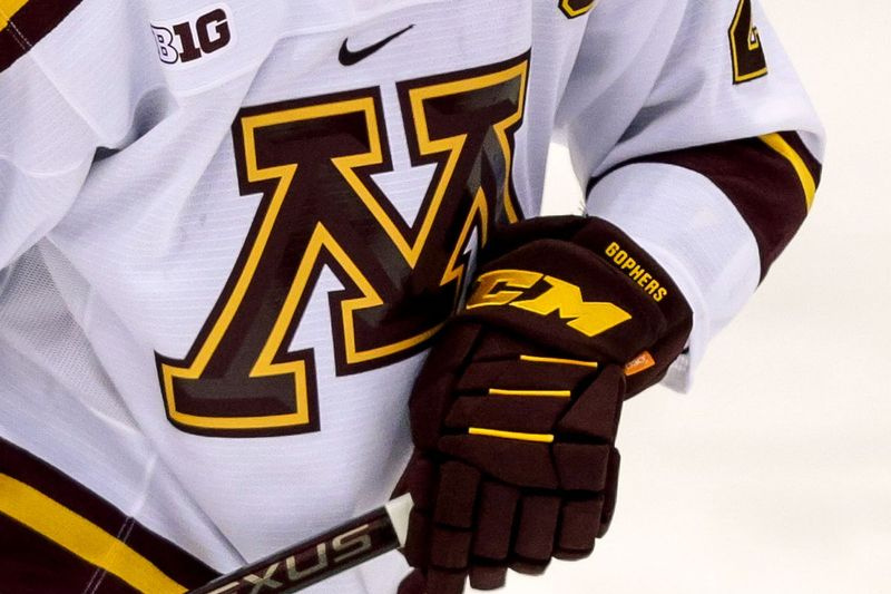 University of Minnesota siger, at det er ved at undersøge beskyldninger om, at en tidligere herrehockey-assistenttræner misbrugte spillere seksuelt for mere end 30 år siden.