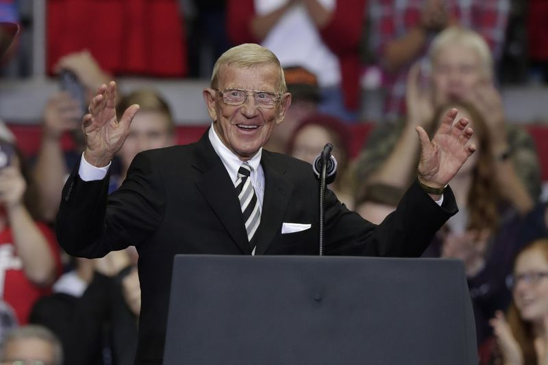 El ex entrenador de fútbol de Notre Dame, Lou Holtz, dijo que dio positivo por coronavirus.