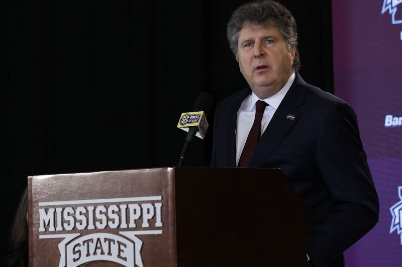 Mississippi State fotballtrener Mike Leach ba om unnskyldning for en tweet som viste et meme av en kvinne som strikket mannen sin en løkke da de var i karantene.