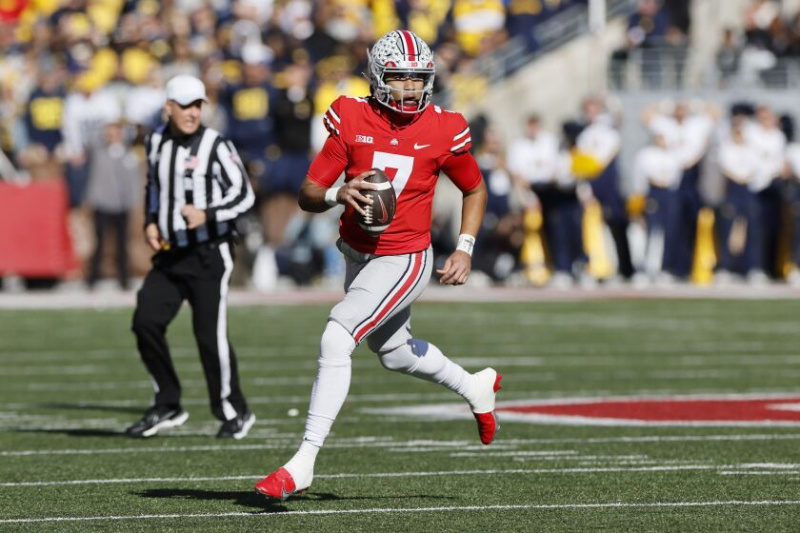   Le quart-arrière de l'Ohio State, C.J. Stroud, cherche une passe ouverte contre le Michigan.