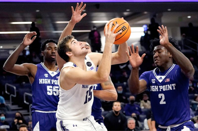 El pívot de Northwestern, Ryan Young, acertó sus ocho tiros desde el piso y acertó 4 de 4 en la línea de tiros libres, anotando 20 puntos.