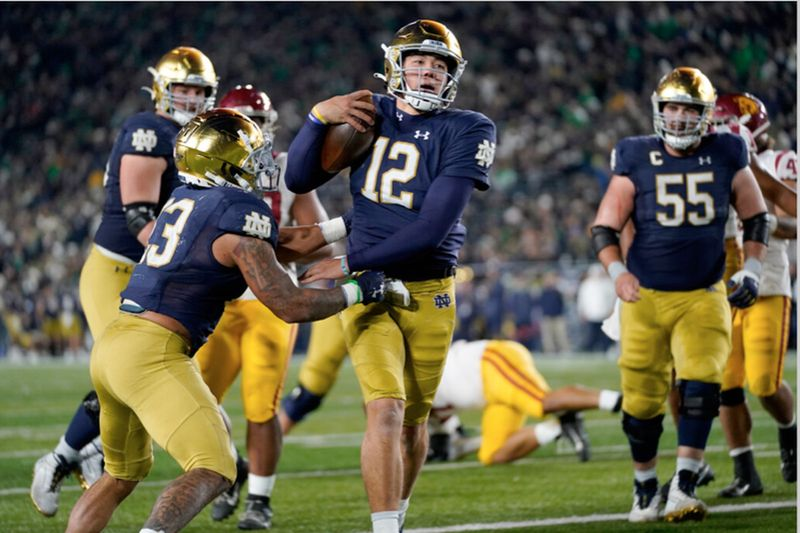 Le quart-arrière de première année de Notre Dame Tyler Buchner (qui a participé à un touché contre l