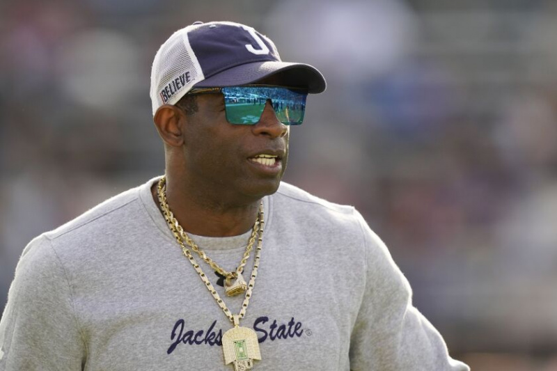   Hlavní trenér Jackson State Deion Sanders zkoumá své hráče během rozcvičky před zápasem šampionátu Southwestern Athletic Conference.