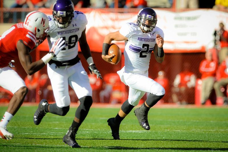 Bekas quarterback Northwestern Kain Colter sedang dalam pelarian dalam perlawanan menentang Nebraska pada 2 November 2013, di Lincoln, Nebraska.