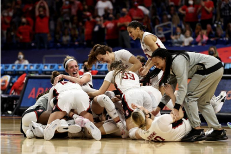 Hráčky Stanfordu oslavujú víťazstvo v nedeľu proti Arizone na ženskom šampionáte NCAA v San Antoniu.
