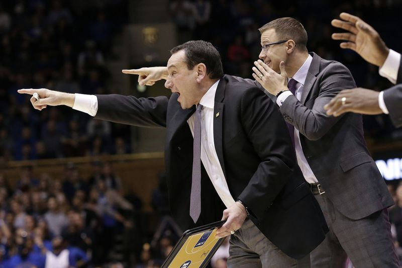Duke herrebaskettræner Mike Krzyzewski trækker sig efter sæsonen 2021-22. Den tidligere Illinois high school-spiller Jon Scheyer (til højre) vil erstatte ham.