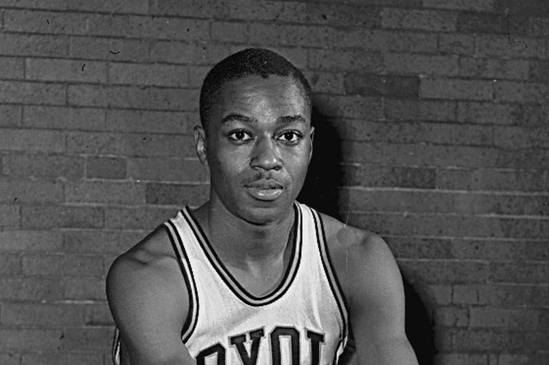 Jerry Harkness, przełomowiec, który pomógł poprowadzić Loyolę do mistrzostwa NCAA w koszykówce mężczyzn, zmarł w wieku 81 lat.
