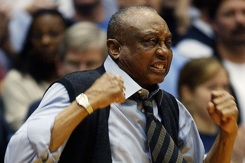 John Chaney, unul dintre principalii antrenori ai națiunii și o figură comandantă în timpul carierei de baschet din Hall of Fame la Temple, a murit. Avea 89 de ani.