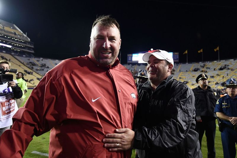 Bielema v roce 2015 poté, co nezařazený Arkansas vyrazil na silnici a zatloukl č. 9 LSU 31-14.