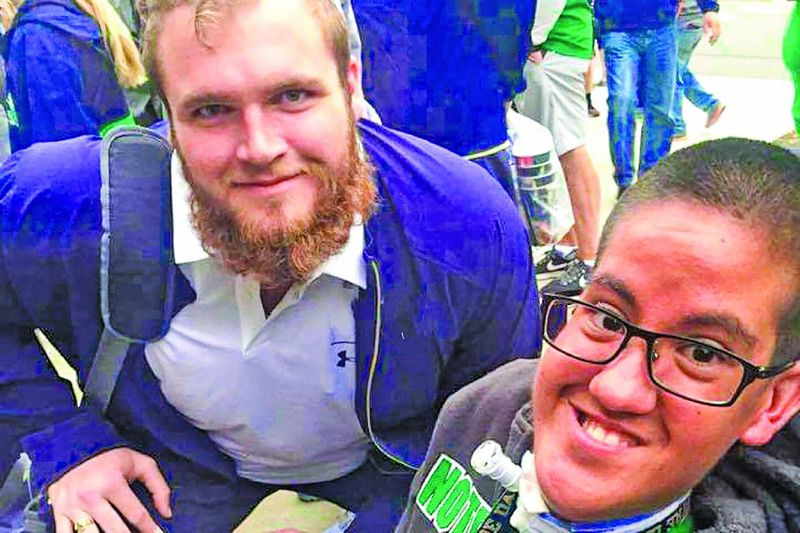 Iš Notre Dame į Floridos valstiją persikėlęs įžaidėjas Dillanas Gibbonsas renka pinigus Timothy Donovanui, kenčiančiam nuo retos sveikatos būklės.