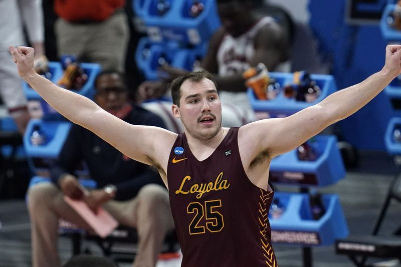 Loyola-Center Cameron Krutwig reagiert während des Zweitrunden-Sieges der Ramblers über Illinois im NCAA-Turnier.