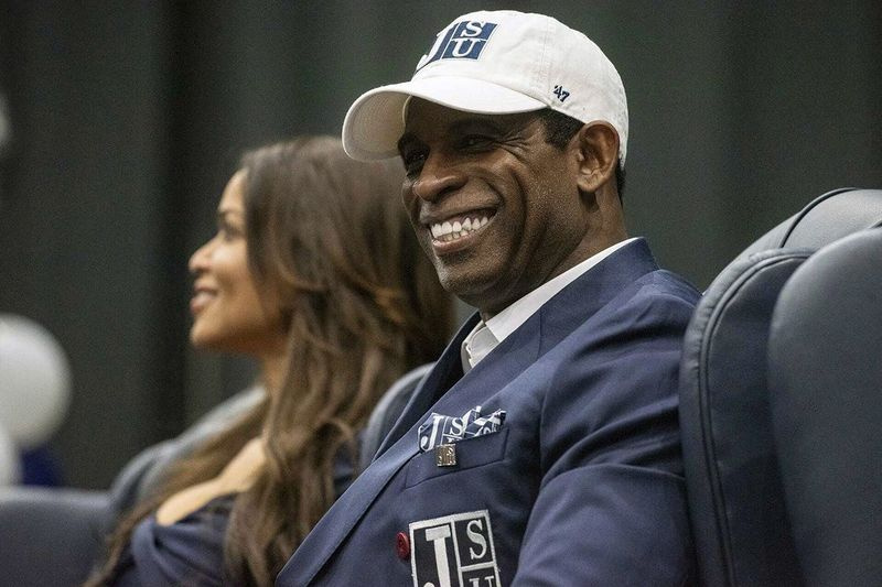 Deion Sanders ler när han presenteras som Jackson State fotbollstränare.