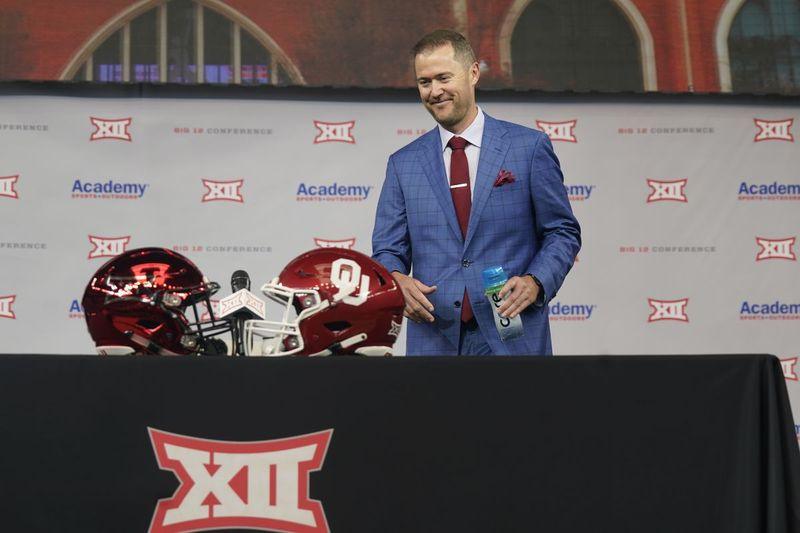 Oklahomas fodboldtræner Lincoln Riley går til mikrofonen under de 12 store mediedage på onsdag.