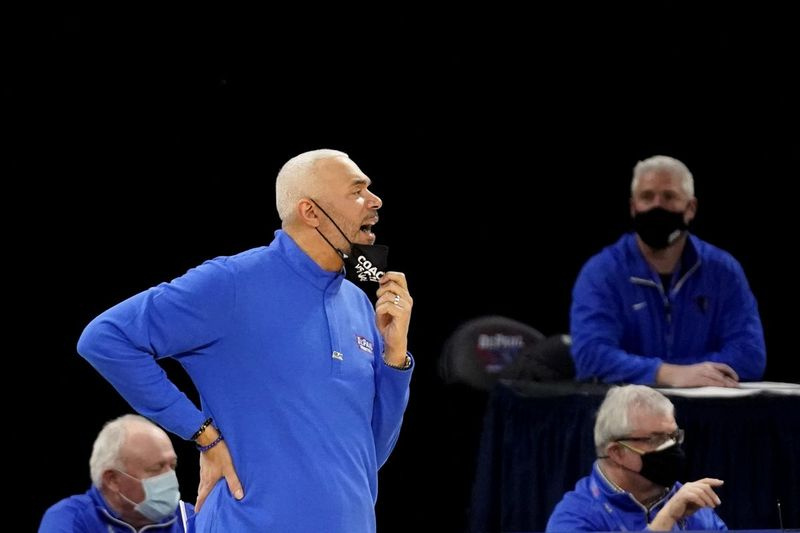 DePaul-Trainer Dave Leitao hat in dieser Saison mit einem angepassten Zeitplan zu kämpfen.