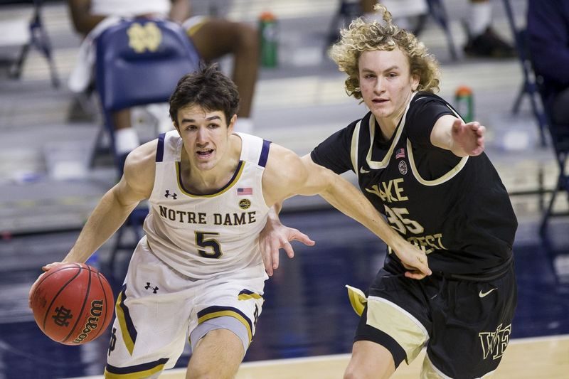 Cormac Ryan (5) de Notre Dame conduce junto a Carter Whitt (35) de Wake Forest durante la segunda mitad del martes por la noche.