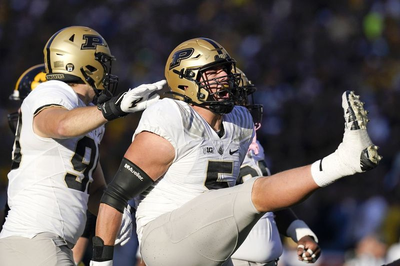 El ala defensiva de Purdue, George Karlaftis (5), celebra tras una captura durante la segunda mitad de la victoria del sábado sobre Iowa.