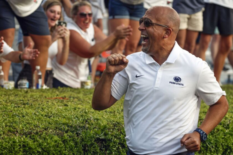  ペンシルベニア州立大学のジェームズ フランクリン ヘッド コーチは、オーバーン戦での勝利の後、ファンと共に祝います。