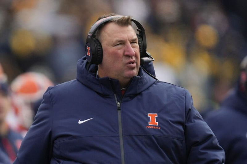   Illinois huvudtränare Bret Bielema ser sitt lag spela Michigan.