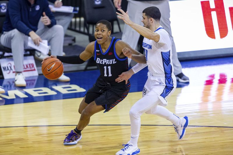 Dåvarande DePaul-vakt Charlie Moore kör till korgen mot Creighton-vakt Marcus Zegarowski i första halvlek under en NCAA-match i Omaha, Neb. den 24 februari 2021. Moore går över från DePaul till Miami, hans fjärde skola, för sin sista skola behörighetsår.