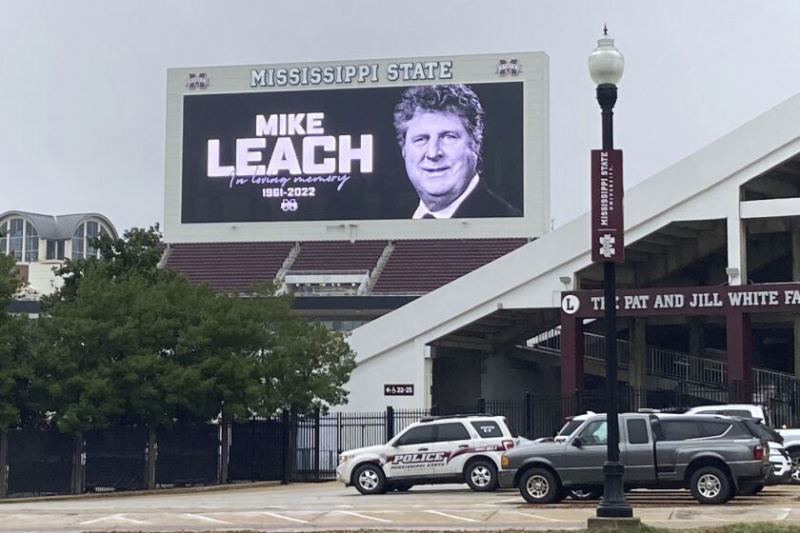  Videotavlan på Davis Wade Stadium visar ett meddelande till minne av Mississippi State fotbollstränare Mike Leach.