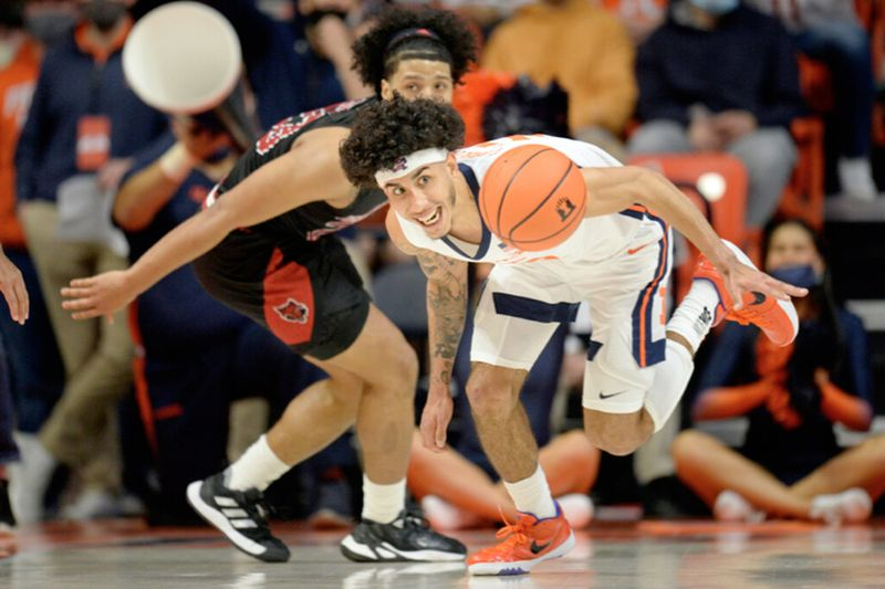 Andre Curbelo, de Illinois, ve un balón suelto durante la primera mitad del viernes por la noche contra Arkansas State.