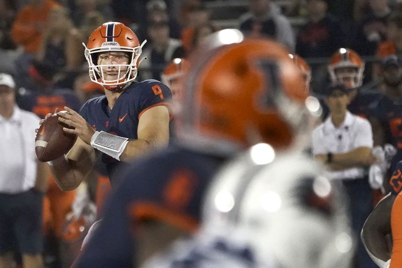 Kui Brandon Petersi mänguluba ei lubata, alustab Illinoisis teise kursuse mängija Artur Sitkowski tagamängijana.