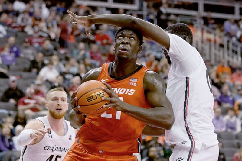 Kofi Kokbērns, kurš sezonas pirmajās trīs spēlēs tika diskvalificēts par NCAA noteikumu pārkāpumu, naktī uz pirmdienu pret Sinsinati guva 18 punktus un izcīnīja septiņas atlēkušās bumbas Slavas zāles klasiskās spēles pusfinālā.