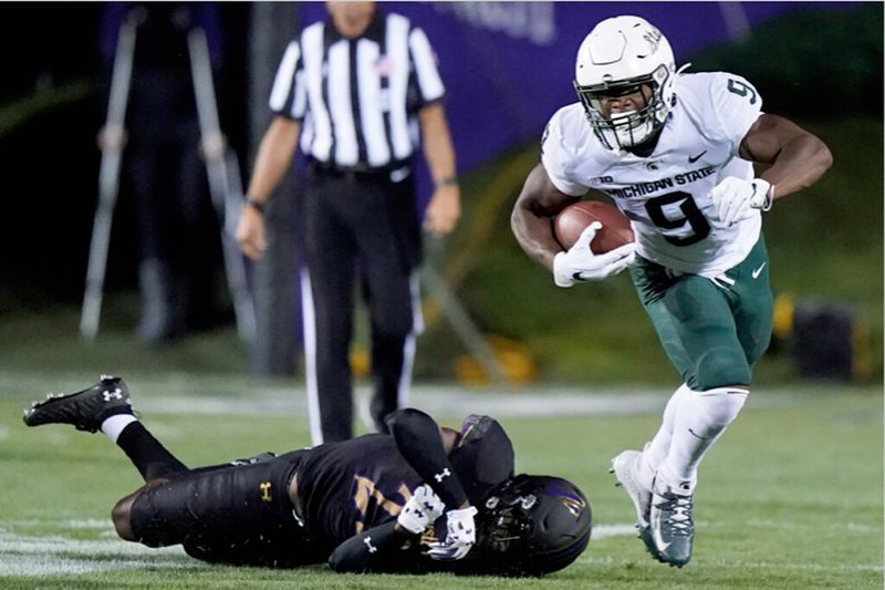 Michigan State berlari kembali Kenneth Walker bergegas untuk kerjaya-tinggi 264 ela dan empat touchdown pada hari Jumaat di Ryan Field di Evanston.