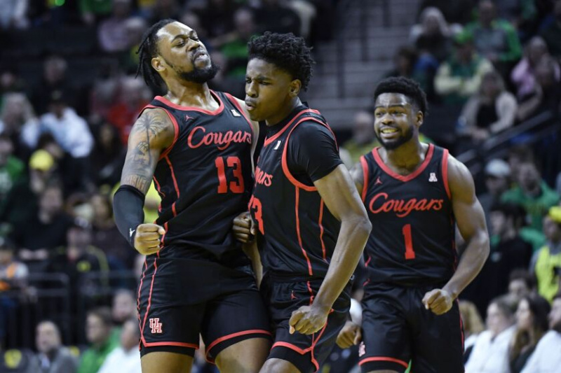   La guardia di Houston Terrance Arceneaux (23) celebra il suo tiro da 3 punti contro l'Oregon con l'attaccante J'Wan Roberts (13) e la guardia Jamal Shead (1) durante una partita il 20 novembre 2022.