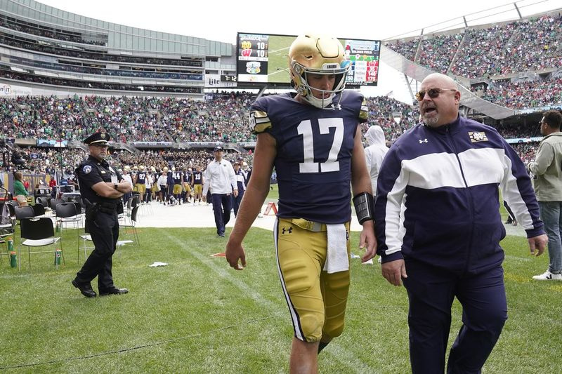 Statutul lui Notre Dame QB Jack Coan este neclar