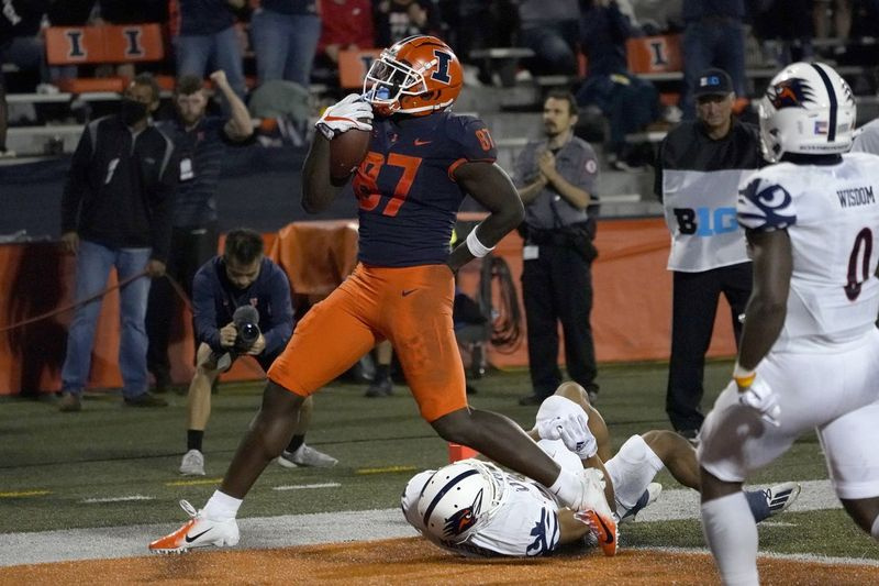 Ilinojaus „tight end“ Danielis Barkeris švenčia smūgį prieš UTSA.