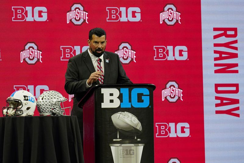 Ohaio štata treneris Raiens Dejs sarunājas ar žurnālistiem Big Ten mediju dienu laikā.