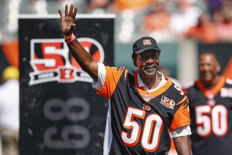 O ex-destaque do Cincinnati Bengals Ken Riley, que mais tarde foi técnico e diretor de esportes em sua alma mater Florida A&M, morreu no domingo, 7 de junho de 2020, anunciou a universidade. Ele tinha 72 anos.
