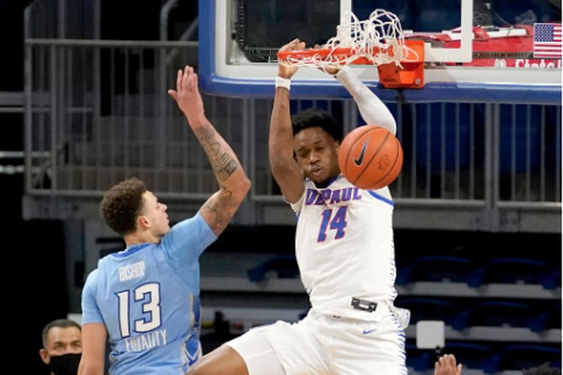 Nick Ongenda de DePaul dunks sur Christian Bishop de Creighton lors de la première moitié d