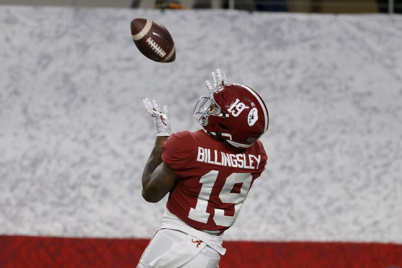 El ala cerrada de Alabama Jahleel Billingsley (19) alcanza para atrapar un pase de touchdown en la primera mitad del juego de fútbol americano universitario Rose Bowl NCAA contra Notre Dame en Arlington, Texas, el viernes 1 de enero de 2021.