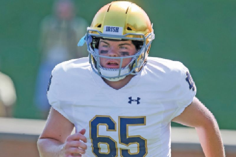Michael Vinson, ein aufstrebender Redshirt-Junior, schlug einen Stipendienspieler und wurde der erste Long-Snapper von Notre Dame.