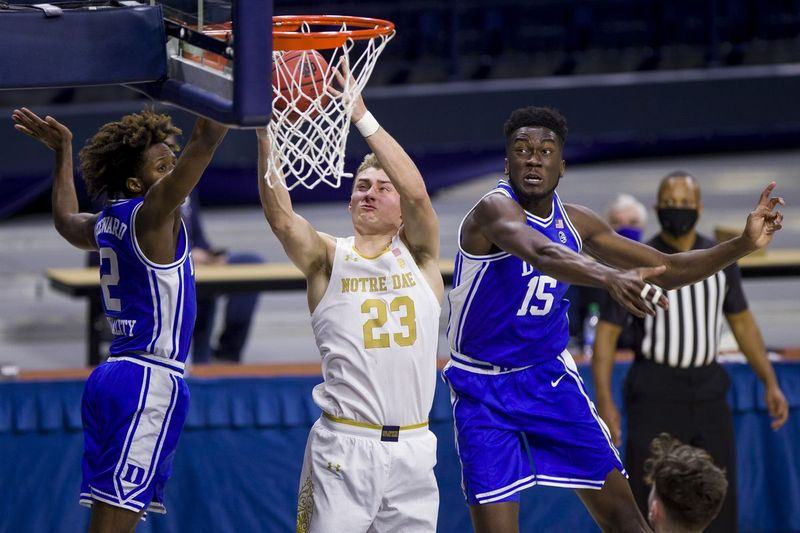 Notre Dames dansker Goodwin går op til et skud mellem Duke