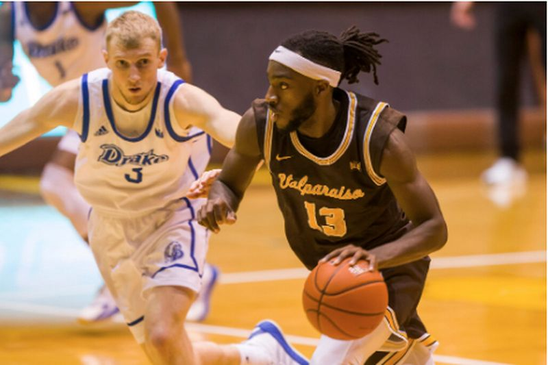 Sheldon Edwards de Valparaíso conduce alrededor de Garrett Sturtz de Drake durante un juego este mes en Valparaíso, Indiana. Valpo anunció que dejará su apodo de Crusaders.