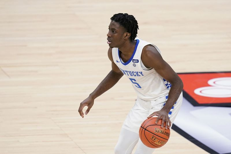 Kentucky zegt dat eerstejaars bewaker Clarke is overleden na een auto-ongeluk in Los Angeles. Hij was 19.