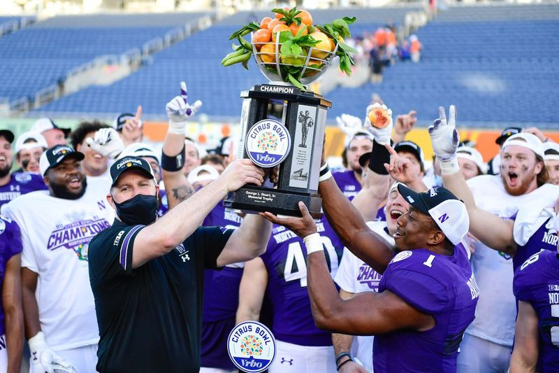 Pat Fitzgerald und Team mit der Citrus Bowl-Trophäe am Neujahrstag.
