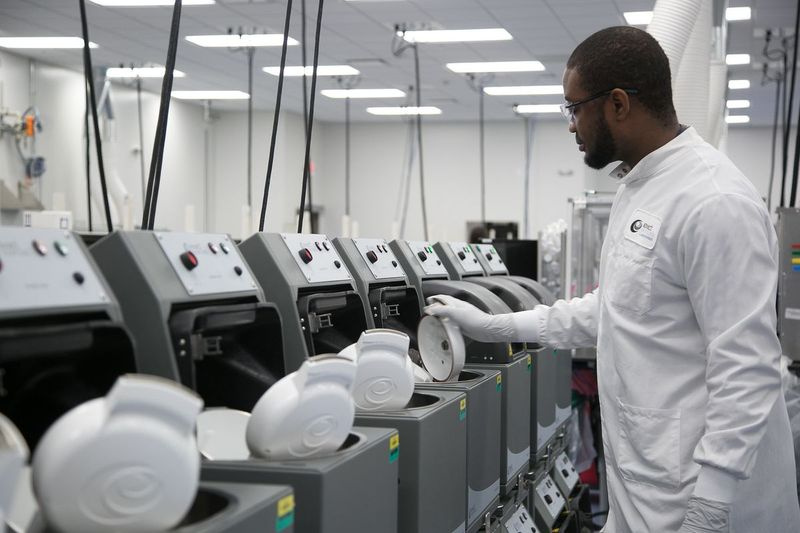 Un técnico de Exact Sciences revisa los mezcladores hechos a medida que homogeneizan las muestras. Asegurar los contenedores para que no se suelten es importante.
