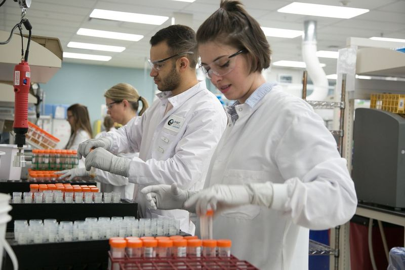 Un técnico etiqueta tubos en Exact Sciences Laboratories. Con dos docenas de pasos para el procedimiento de prueba durante un período de días, asegurarse de que la información del paciente permanezca con cada muestra es una prioridad.