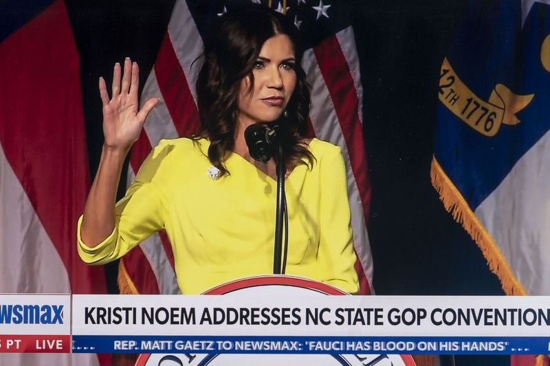 South Dakota-guvernør Kristi Noem taler til North Carolina State Republican Convention den 5. juni 2021.