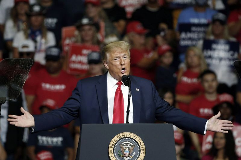 På detta arkivfoto den 20 juni talar president Donald Trump under ett kampanjmöte i Tulsa, Oklahoma, när hans bud på en andra mandatperiod möter växande hinder.