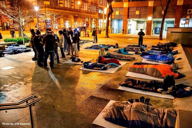 Οι συμμετέχοντες στο Sleep Out Chicago έστησαν τους υπνόσακους τους έξω από τον καθεδρικό ναό St. James το 2019 για να υποστηρίξουν τους άστεγους νέους. Αυτή θα είναι η πέμπτη χρονιά της διοργάνωσης.