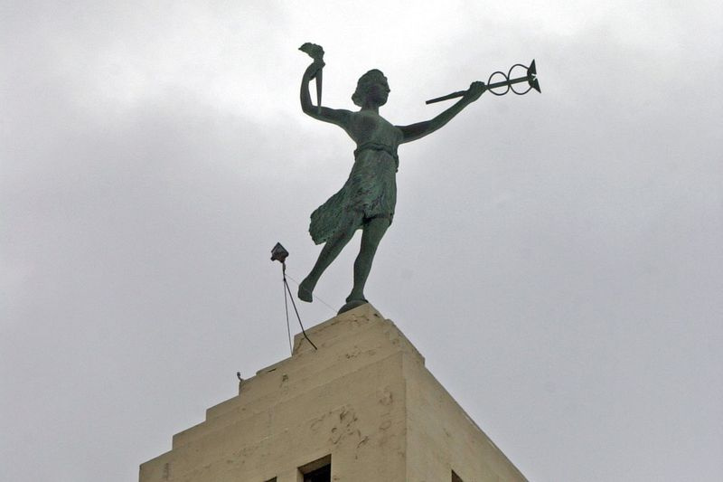 De Spirit of Progress, een standbeeld van de godin Diana, staat bovenop de toren van het voormalige Montgomery Ward-gebouw in het 600-blok van West Chicago Avenue. Een andere versie van het standbeeld zat ooit bovenop de toren van het bedrijfsgebouw aan Michigan Avenue in the Loop.