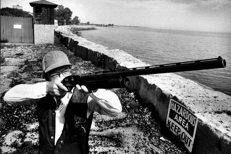 1912–1991 m. Linkolno parko ginklų klubas užėmė Čikagos ežero pakrantę į šiaurę nuo Diversey uosto. Čia Robertas Jacobazzi laukia savo tikslo ir tinkamo momento.