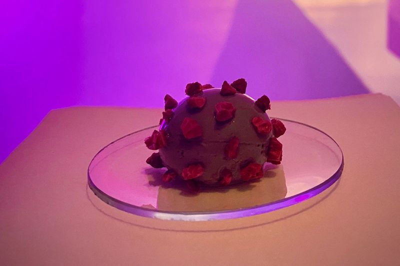 Mellanmålet med coronavirus-tema serveras på Alineas popup-matställe West Loop.