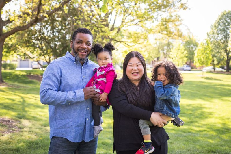 Josina Morita, een kandidaat voor het 13e district van Cook County Board, met haar familie.